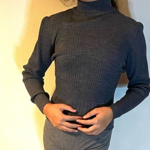 Fitted short casual sweater great for fall weather.🍁